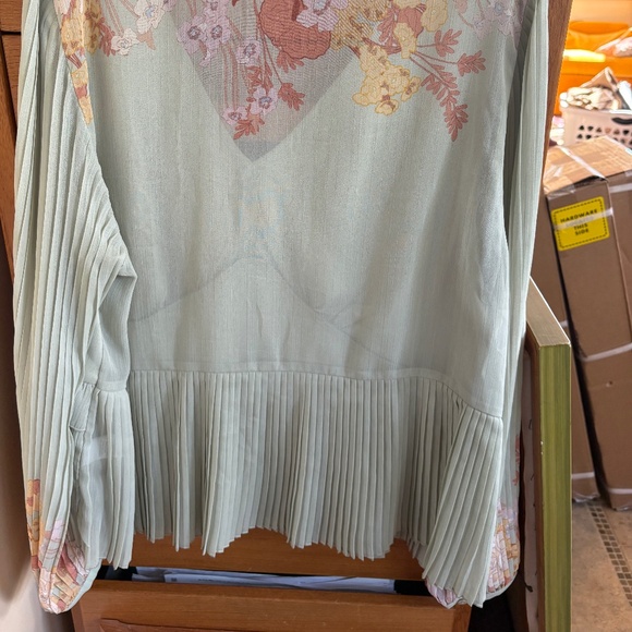 DR2 Floral Sage Vneck Pleated Blouse - Picture 2 of 2